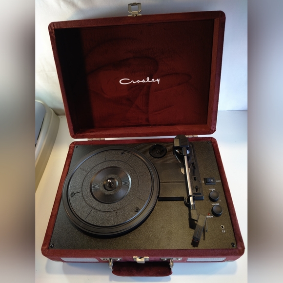 Crosley Red Portable Turntable - Picture 5 of 11